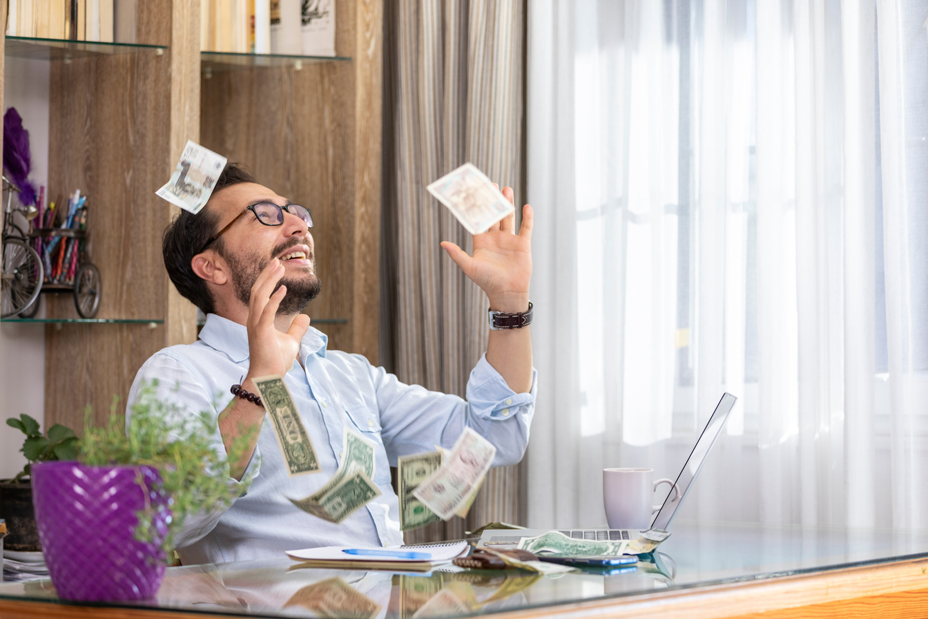 I am a winner. Man earned money with online marketing.